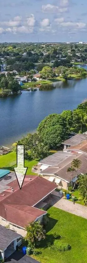 Private Lakefront Home in Miami/Pembroke，位于彭布罗克派恩斯的酒店