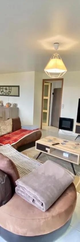 Agréable maison de ville dans petit village auvergnat，位于Corent的酒店