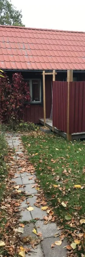 Trevlig stuga på landet, centralt 8km från Centrum，位于埃斯基尔斯蒂纳的酒店