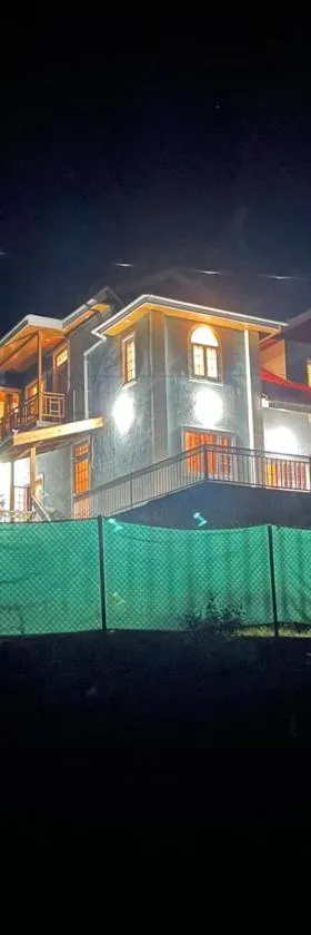 Vacay Datcha 3 bedroom and attic bedroom，位于Kūd的酒店