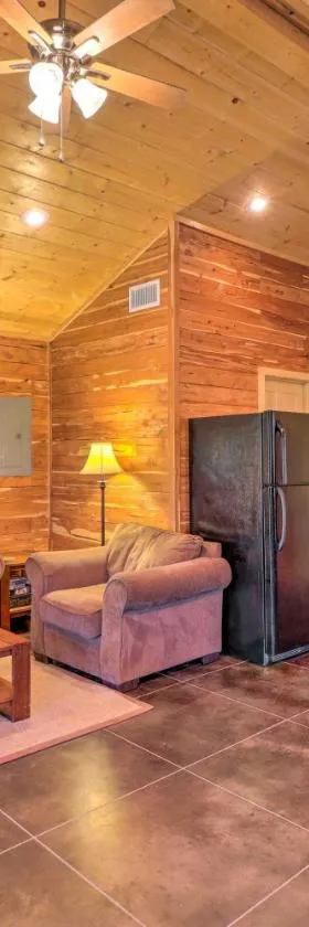 Heber Springs Cabin with Deck and River Views!，位于Heber Springs的酒店
