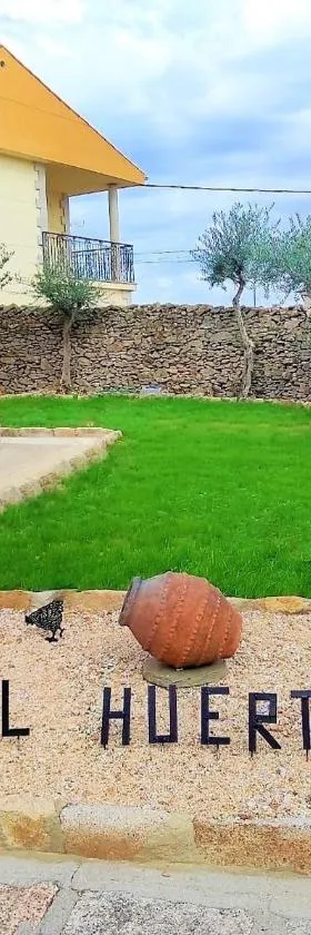 Casa Rural EL HUERTO con Jardín，位于Lumbrales的酒店