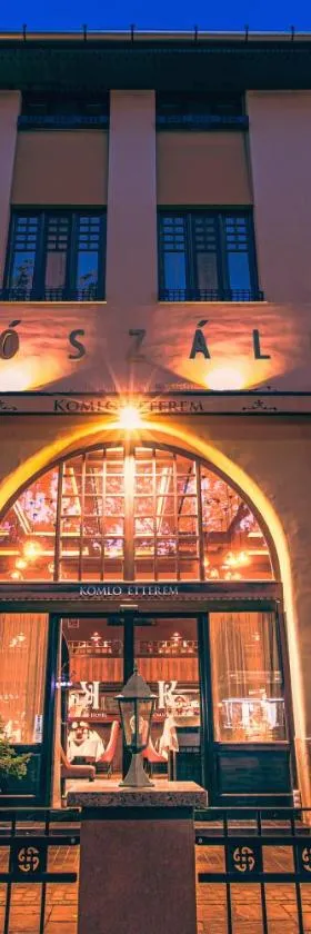 Komló Hotel Gyula，位于久洛的酒店