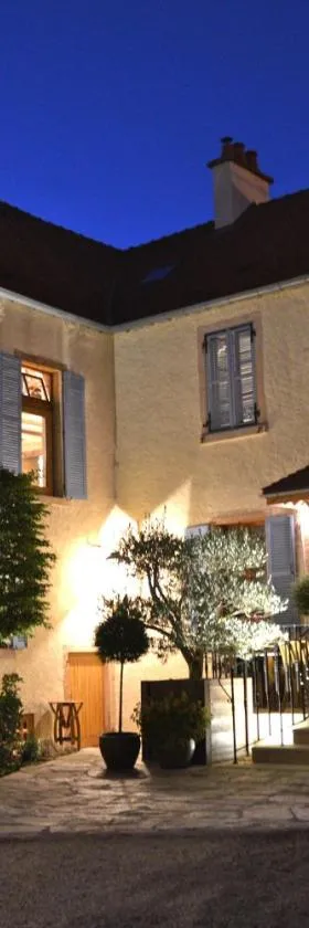 Hôtel Les Deux Chèvres Gevrey-Chambertin，位于热夫雷尚贝尔坦的酒店