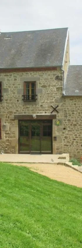 Grande maison en pierres avec jardin clos, proche des stations thermales et des Volcans d'Auvergne - FR-1-489-198，位于Marcillat-en-Combraille的酒店