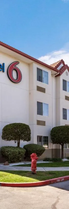 迪克森6号汽车旅馆，位于迪克森的酒店