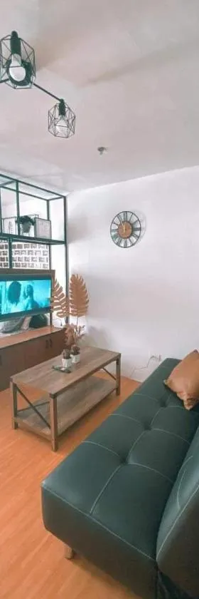 Black & Bold - 1BR Condo 50mbpsWIFI near SM Marilao，位于Marilao的酒店