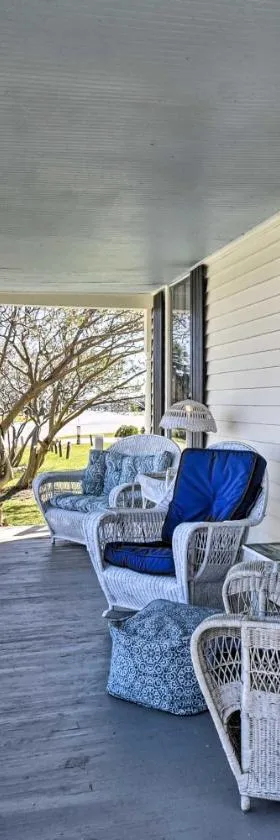 Cozy Currituck Home with Fire Pit near Ferry!，位于Currituck的酒店