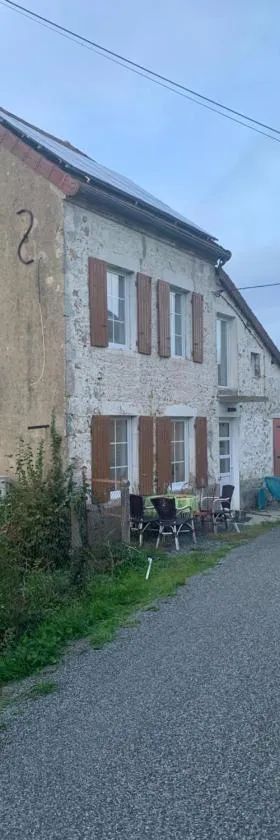 Busset Liages situé dans le Bourbonnais 1 chambres lit double et un clic clac，位于巴萨特的酒店