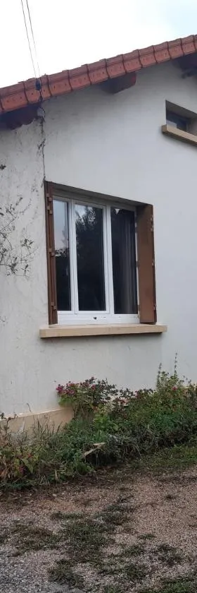 Petite maison très paisible avec jardin à Cournon - Puy de Dôme !，位于Le Cendre的酒店