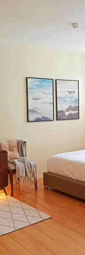 Spacious 36sqm Studio with 65" TV Netflix Karaoke and Pool Access Near Airport and Samal Ferry，位于Dasag的酒店