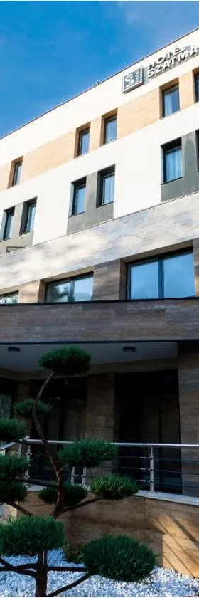 Hotel Szatmári & Étterem Jászberény，位于亚斯贝雷尼的酒店