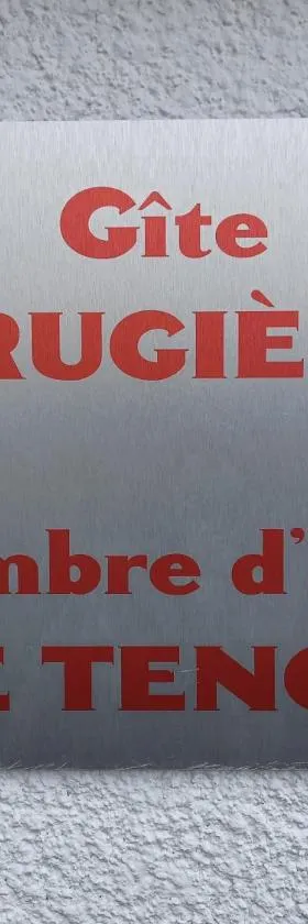 2 hébergements différents un gîte avec 2 chambres et une chambre avec kitchenette，位于Murat-le-Quaire的酒店
