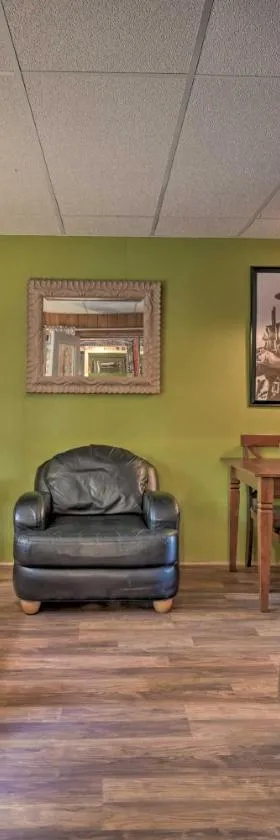 Rustic Clint Eastwood Ranch Apt by Raystown Lake，位于亨丁顿的酒店