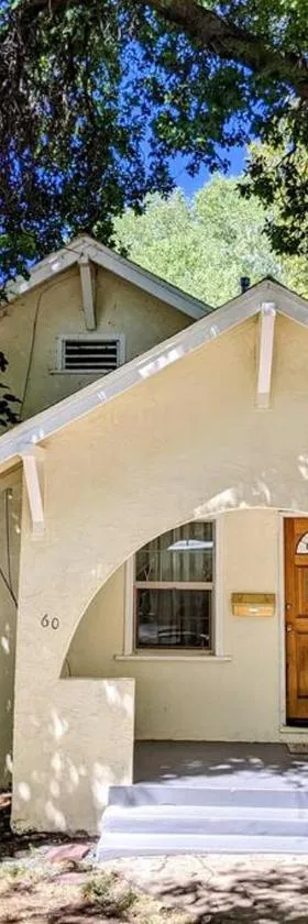 Susanville's cutest cottage 3 beds 1 bath sleeps 4，位于苏珊维尔的酒店