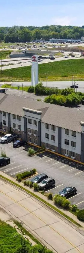 Comfort Inn & Suites St Louis-Hazelwood，位于黑泽尔伍德的酒店