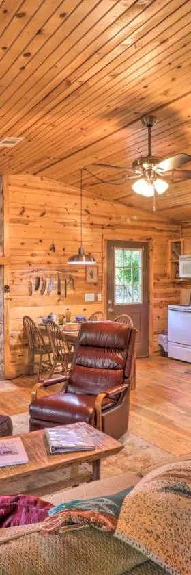 Mountain View Cabin with Wraparound Deck!，位于芒廷维尤的酒店