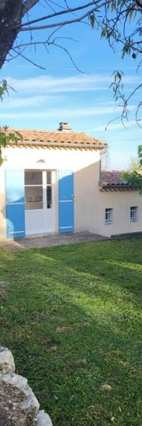 Nid douillet - LES FARGETTES - superbe vue - charmante petite maison avec jardin - 2 pièces à Privas，位于普里瓦的酒店
