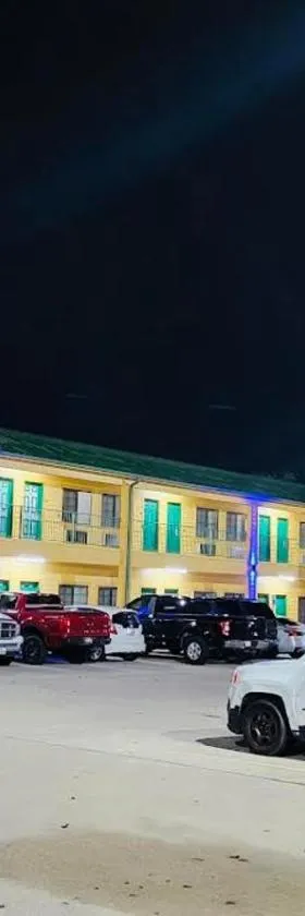 Scottish Inn & Suites，位于Hankamer的酒店