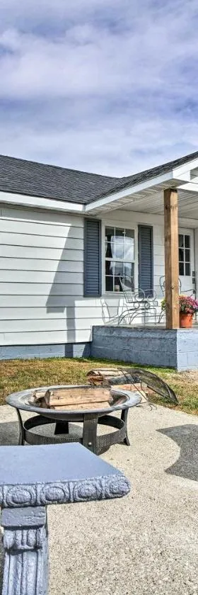 Updated Beattyville Ranch-Style Home with Yard!，位于Beattyville的酒店