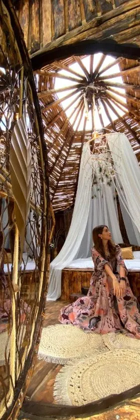 Glamping CAVE，位于Isnos的酒店