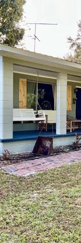 Quiet Farmhouse IN THE COUNTRY close to major theme parks，位于Ridge Manor的酒店