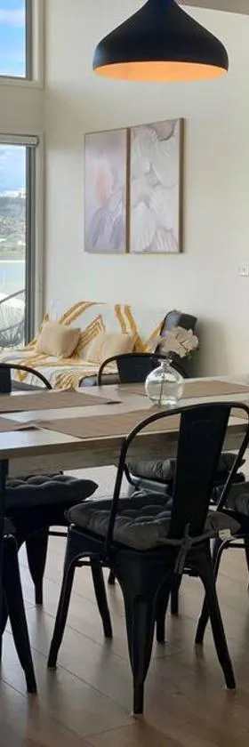 Modern villa with water view，位于Claremont的酒店