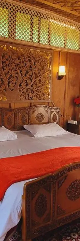 Lily Of The World Houseboat，位于斯利那加的酒店