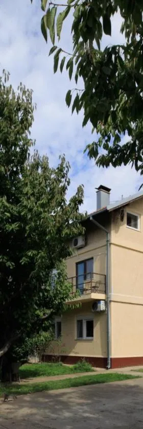 AVIATOR Apartments & Rooms Nikola Tesla Airport Belgrade，位于Surčin的酒店