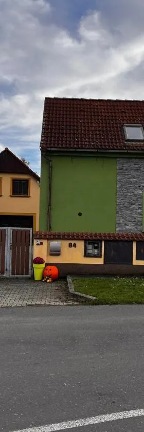 Nový a krásný apartmán v blízkosti Košťálova，位于Jenčice的酒店