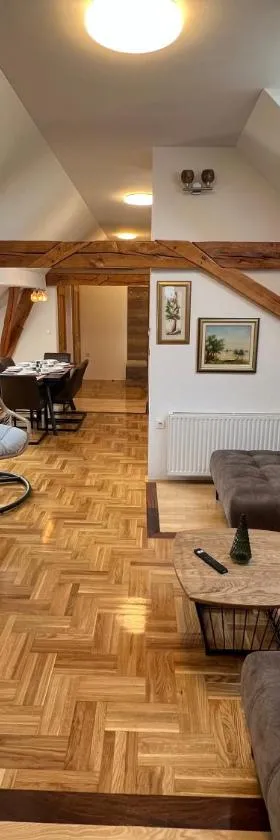 La Luna Rustic Deluxe Apartment with Free Jacuzzi, Bikes & Covered Parking，位于Našice的酒店