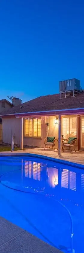 Large Pool With Diving Board, Remodeled 3bdrm, Near State Farm STDM and More!，位于皮奥里亚的酒店