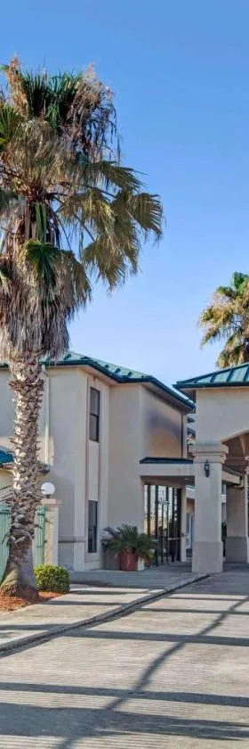 Days Inn & Suites by Wyndham Houston North - Spring，位于Westfield的酒店