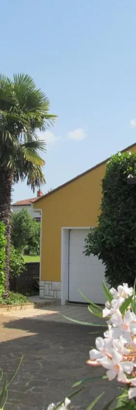 Apartments ZVEZDICA*** with garden，位于赞布雷提亚的酒店