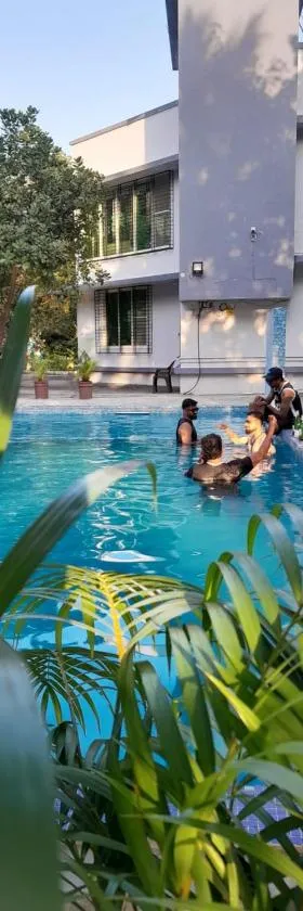Ivy Maitri Farm 3 Bhk with Private Pool - Badlapur，位于巴德拉普尔的酒店