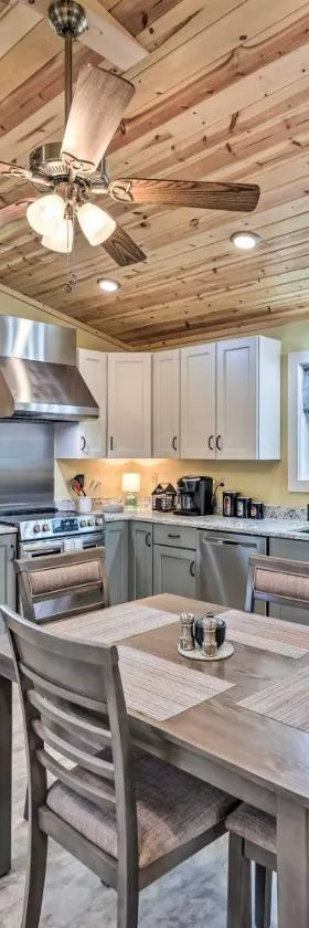 Modern Marlinton Home with Hot Tub and Mtn Views!，位于Marlinton的酒店