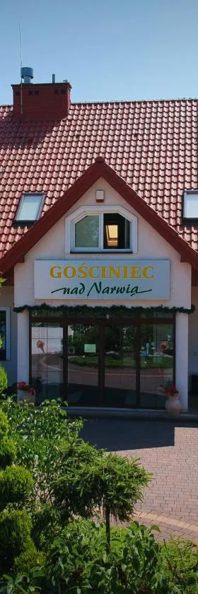 GOŚCINIEC NAD NARWIĄ - Airport Modlin，位于Kikoły的酒店