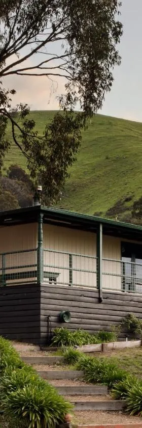 The Village Green Bunkhouse，位于Strath Creek的酒店
