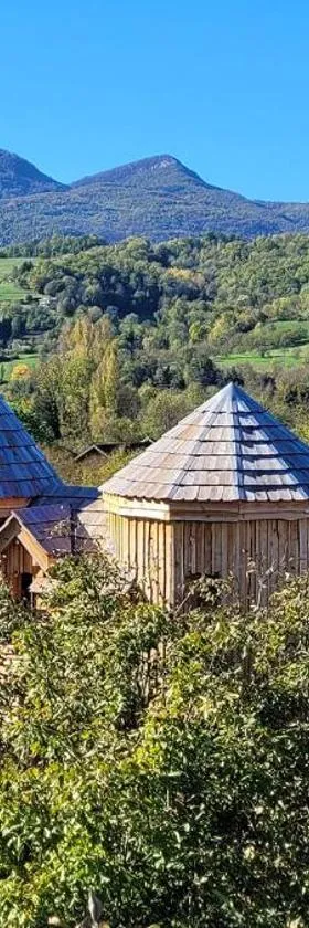 Roulottes au pied du Vercors，位于鲁瓦扬地区圣让的酒店