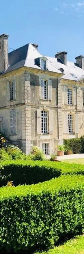 Charming 18th Century Chateau, near Bayeux in Calvados, Normandie，位于Livry的酒店