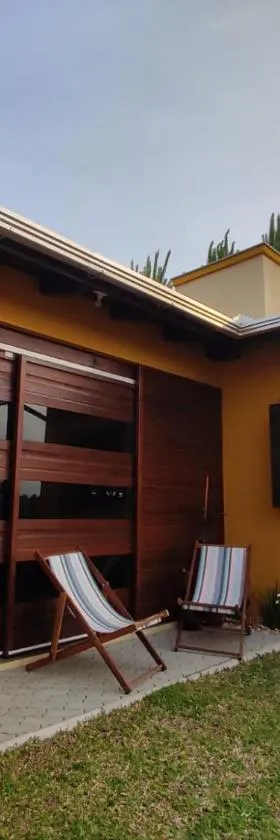 A Casa Amarela - conforto e tranquilidade próximo ao mar，位于Balneário Gaivotas的酒店