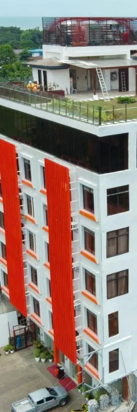 Aya Hotel & Residences，位于Clarin的酒店