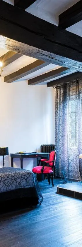 Logis Hotel Restaurant Le Cheval Blanc，位于Bléré的酒店