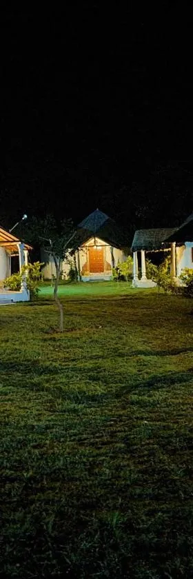 MODHERA SUNRISE RESORT - Tents Bhungas Jungle Restaurants & Candlelight Dining，位于Kalri的酒店