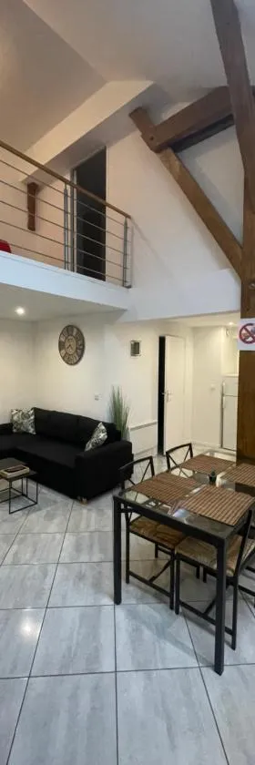 Le Familiale climatisé & Wi-fi，位于Paroy-sur-Tholon的酒店