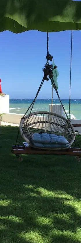 BambooBeachVilla1 AC New OCEANFRONT POOL sunsetview garden kitchen SATELLITE STARLINK WI-FI，位于Dimiao的酒店