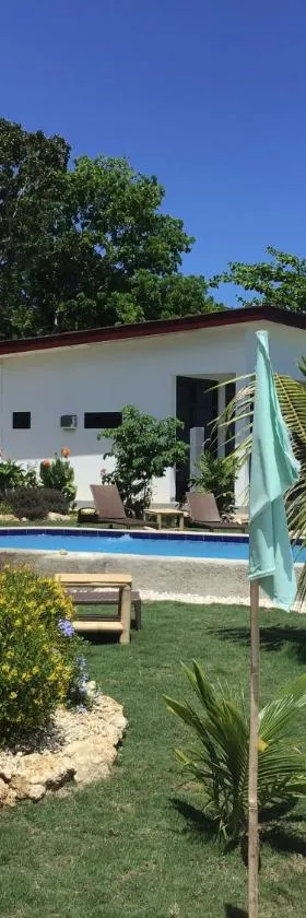 BambooBeachVilla2 AC NEW OCEANFRONT POOL sunsetview garden kitchen SATELLITE STARLINK WI-FI，位于Dimiao的酒店