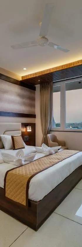 Golden Leaf Resort，位于Dhule的酒店