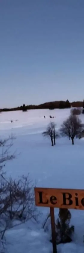 Maison isolée sur piste de ski de fond avec terrain de pétanque Ideal pour week-end entre amis et famille，位于Longchaumois的酒店