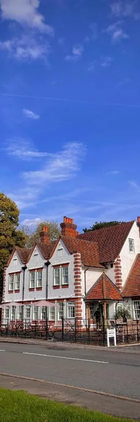 The Bulls Head Inn，位于Ewhurst的酒店